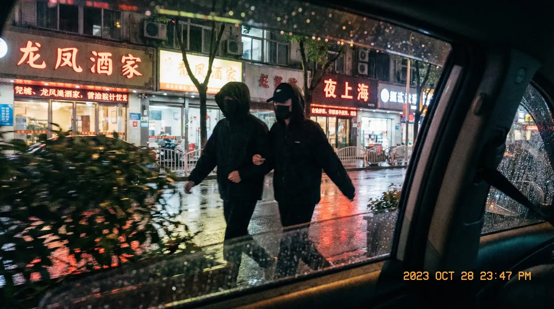 龙珠体育平台 - 顶流明星深夜密会现场抓拍照片